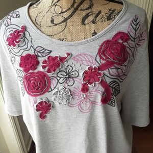EUC LIZ & ME EMBELLISHED TEE SHIRT